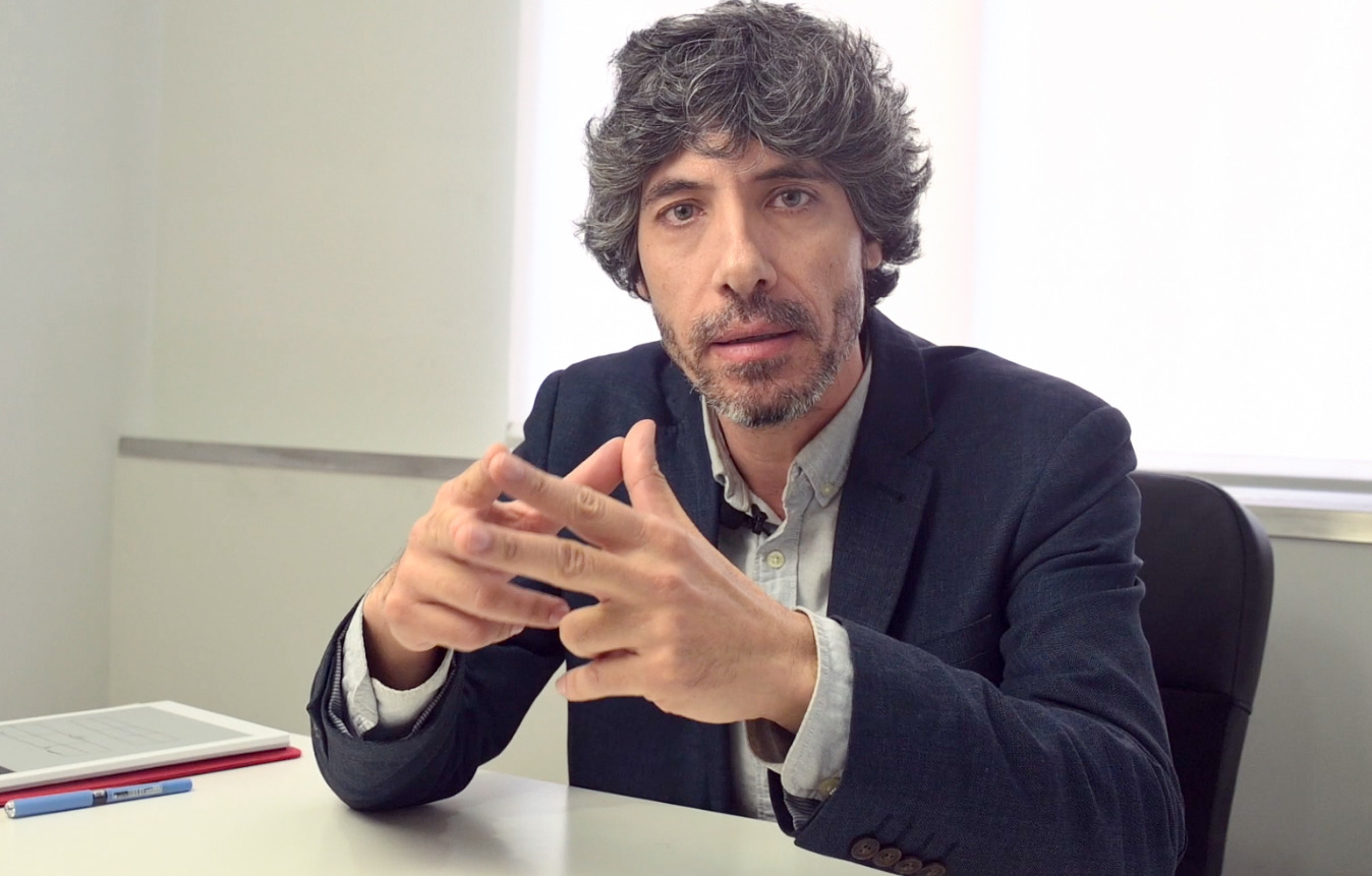 Estantería con libros y planta